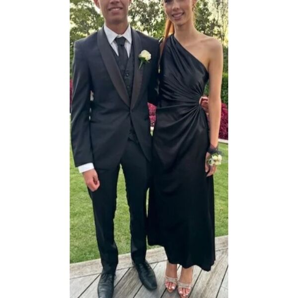 How to Wear a Buttonhole or Wrist Corsage | School Ball Flowers Auckland