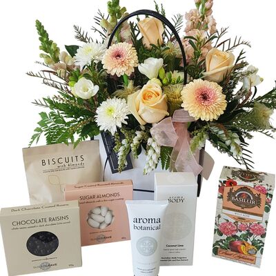 Gift box and floral gift set delivered in Auckland by Best Blooms, featuring flowers and pamper treats.
