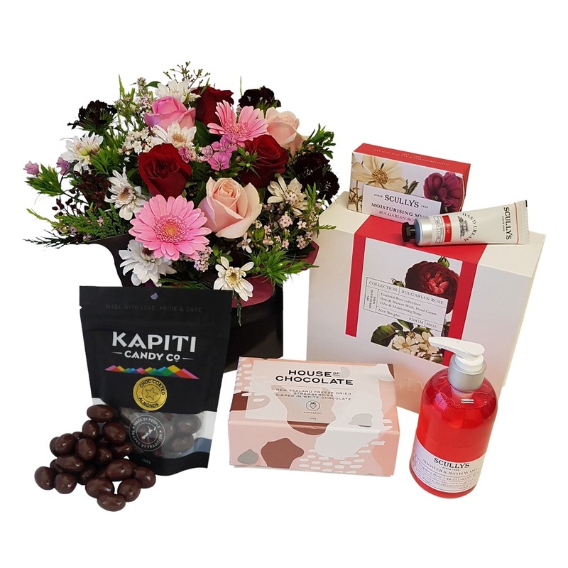 strawberry rose gift box delivered auckland New Zealand
