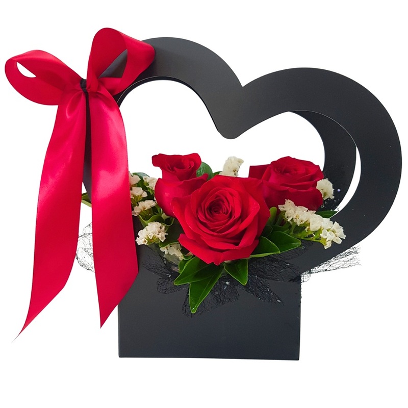 valentines day 3 red roses in black gift bag 