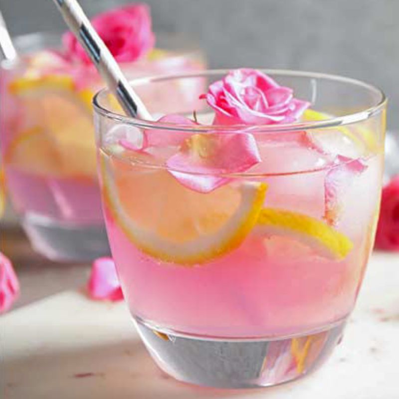 Edible rose petals in food and drinks